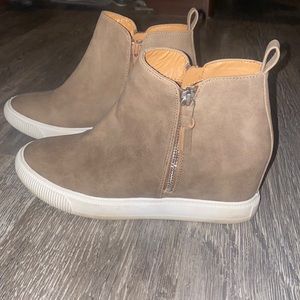 Size 8 Womens Report Wedge Sneakers